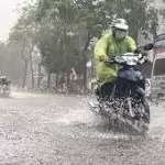 cách Ứng phó khi đi đường gặp mưa giông