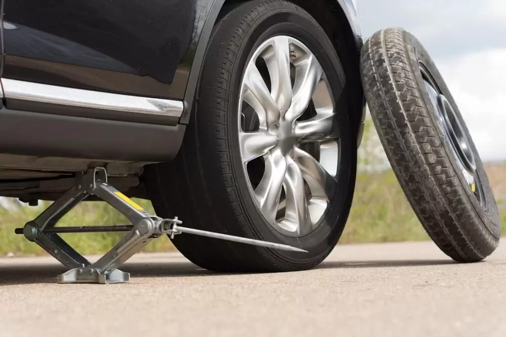 Tự thay lốp xe bước 2: sử dụng đầu kích để nâng bánh xe - bảo hiểm pvi 